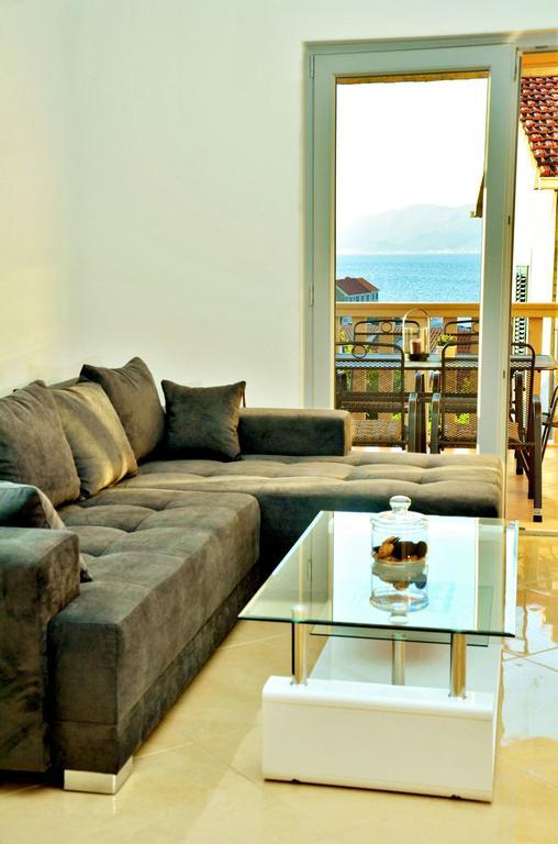 Apartment Luna Postira Esterno foto