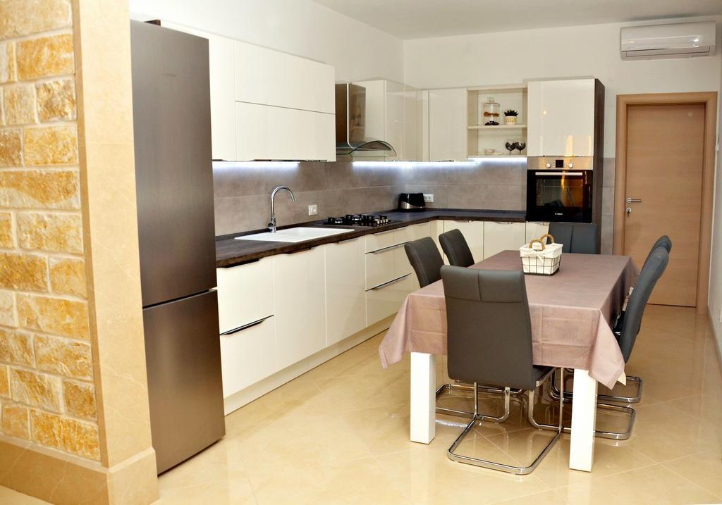 Apartment Luna Postira Esterno foto