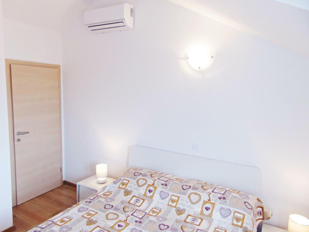Apartment Luna Postira Esterno foto