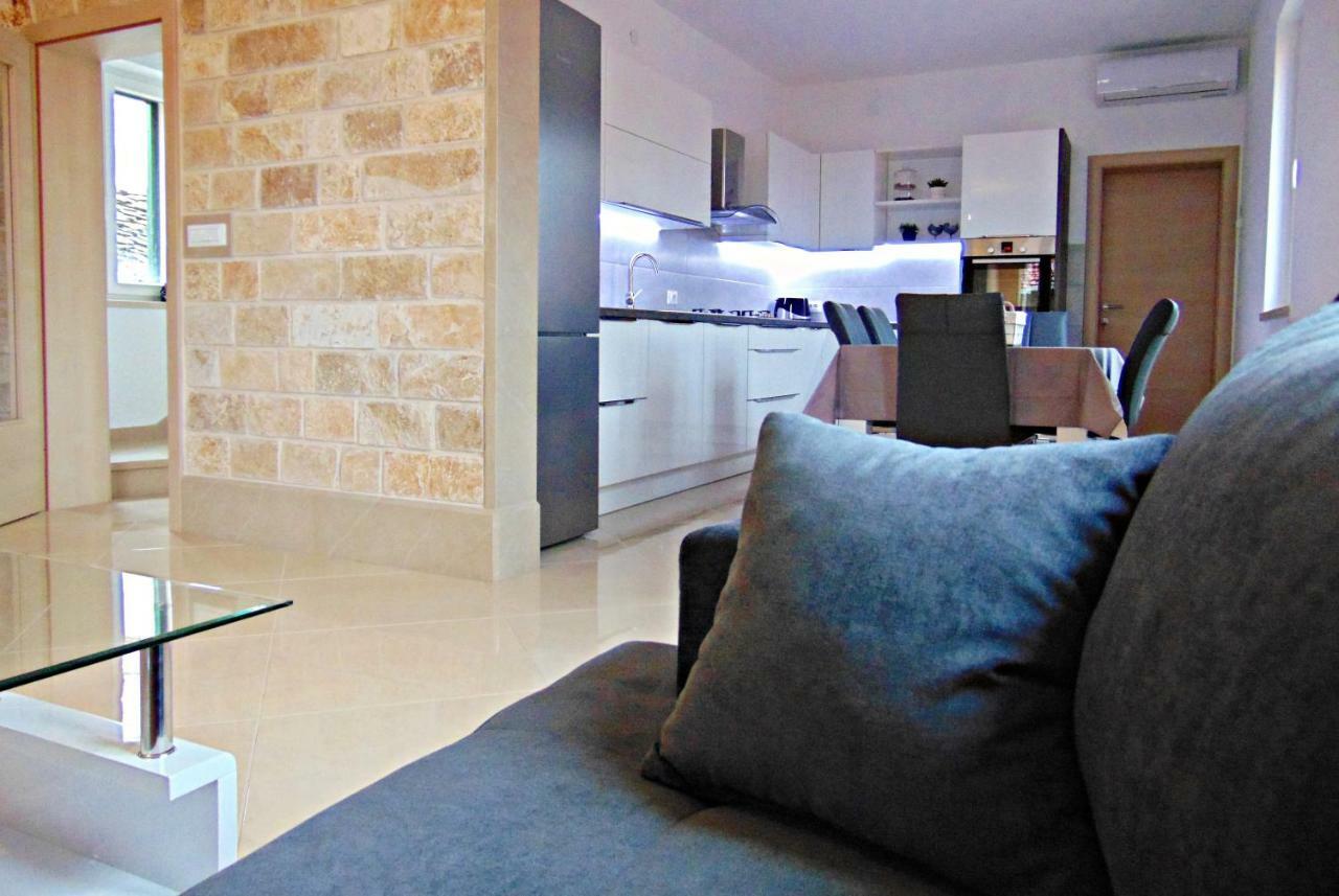 Apartment Luna Postira Esterno foto